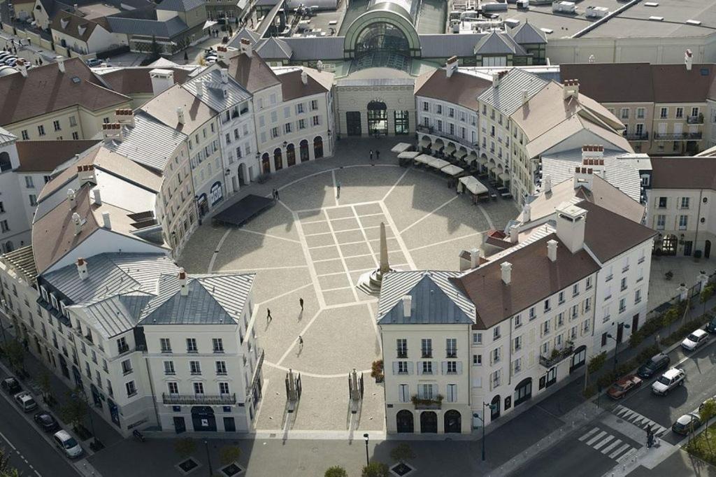 ***suite Regence * 5min & Shopping * New*** * Serris